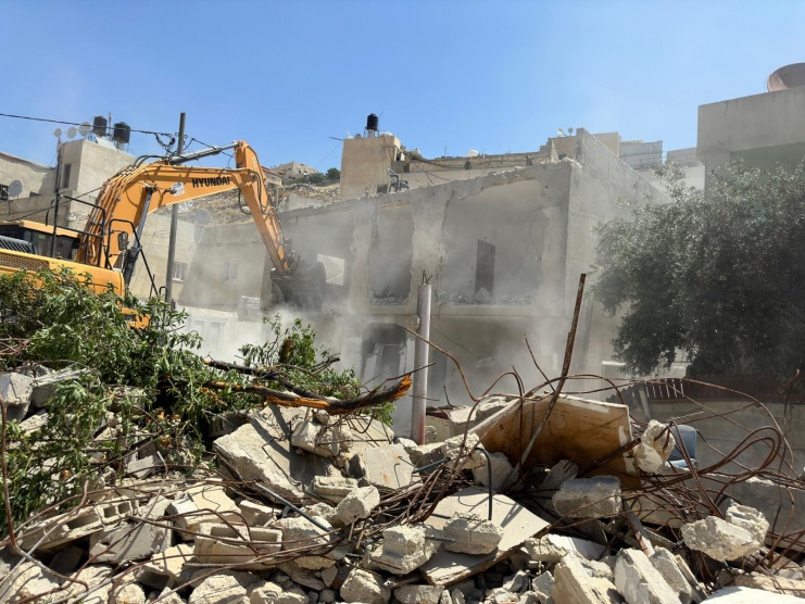 الاحتلال يهدم منزلين في بيت حنينا شمال القدس