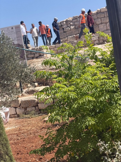 مستوطنون مسلحون يقتحمون كنيسة الخضر الأثرية في الطيبة شرق رام الله
