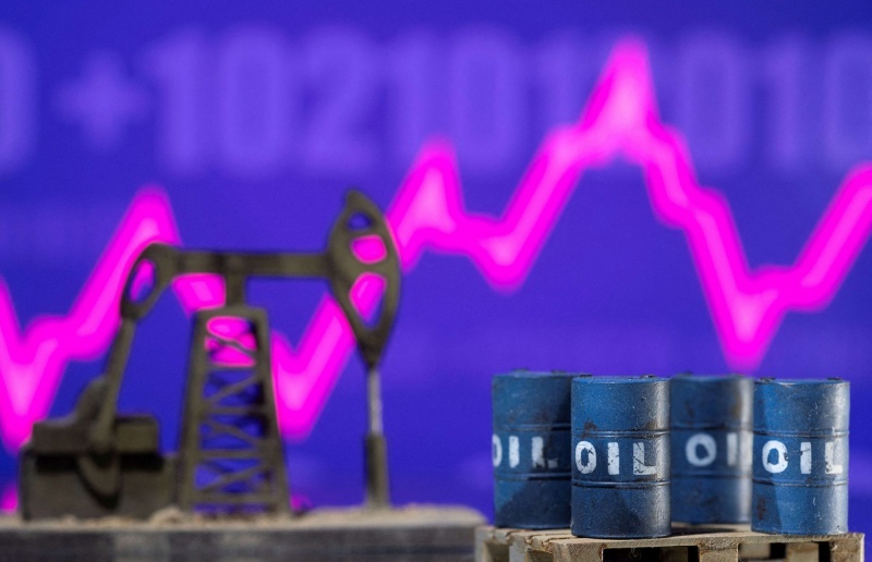 النفط يتراجع لأدنى مستوياته في أكثر من أسبوع