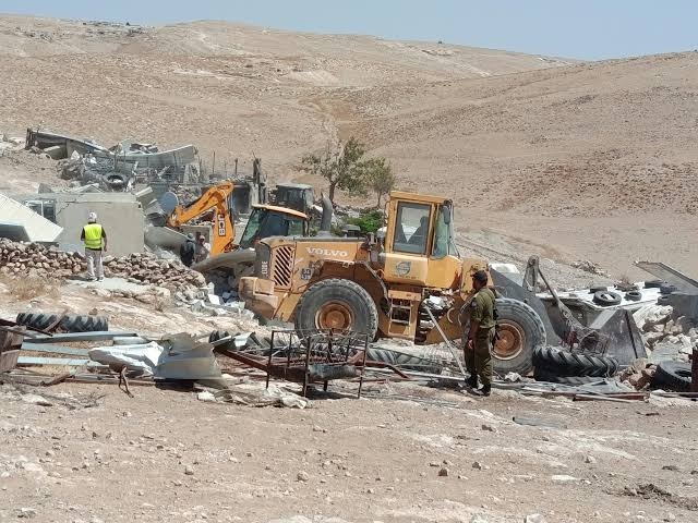 الاحتلال يهدم منازل ومنشآت للمواطنين في قرية جنبا بمسافر يطا