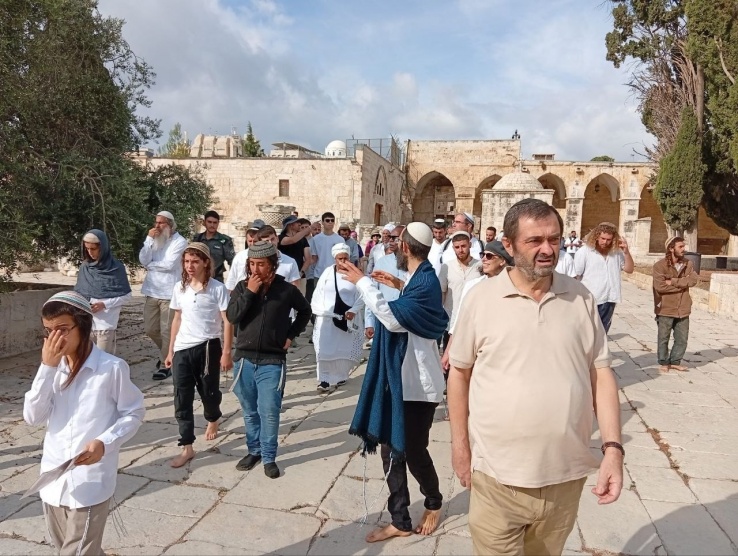 مئات المستعمرين يقتحمون المسجد الأقصى وسط اعتداءات في المدينة المقدسة